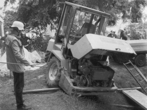 Bagger droht in Baugrube zu stürzen