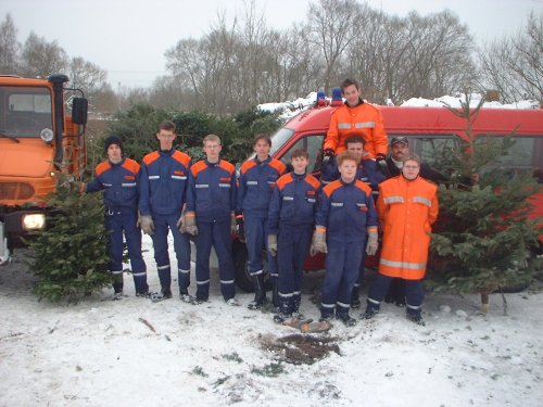 Jugendfeuerwehr sammelte über 200 ausgediente Christbäume im Ortsgebiet