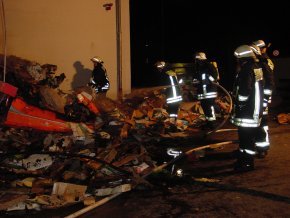 Müllcontainer standen in Flammen – Großaufgebot an Feuerwehren im Einsatz