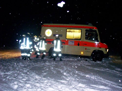 Fahrzeugbergung – Rettungswagen blieb auf schneebedeckter Wiese stecken