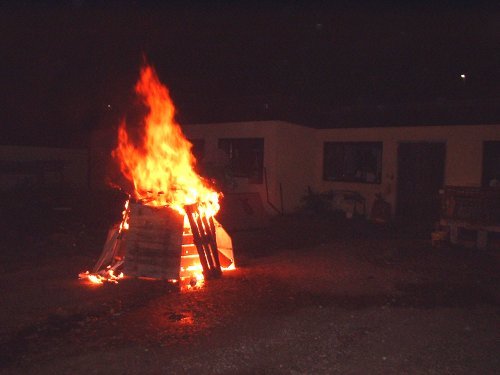 Feuerwehrnachwuchs löschte echtes Feuer auf dem Gelände einer Zimmerei