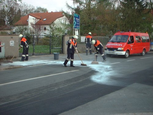 Baufahrzeug verunreinigte Straße und Erdreich mit Diesel