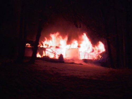 Wohnhausbrand in Rückersdorf – 1 Toter, 4 Verletzte Feuerwehrleute