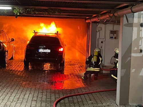 PKW-Brand unter Wohnanlage