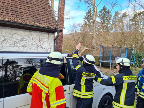 Säugling in Fahrzeug eingeschlossen