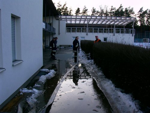 Schmelzende Schneemassen drohten Sportheim zu überfluten