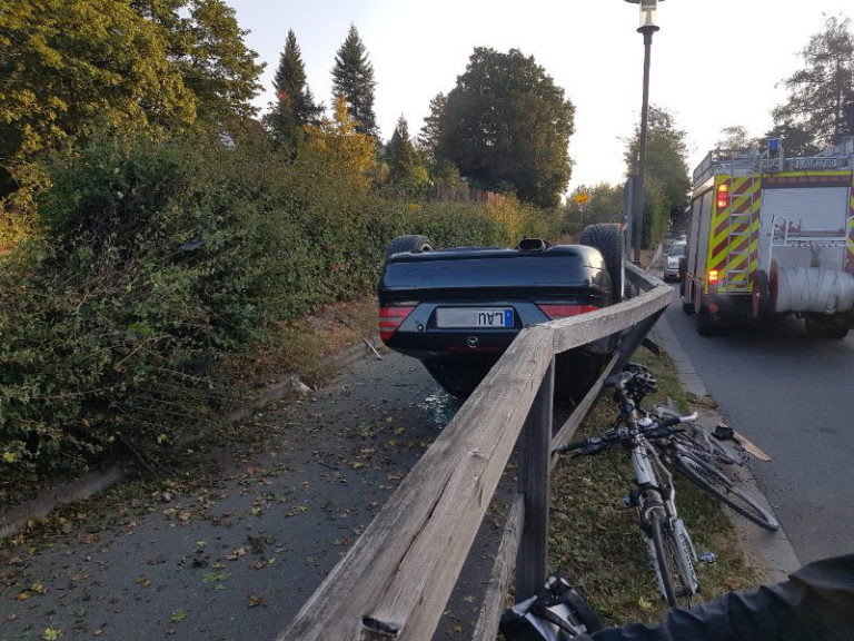 Erdwall als Rampe – Auto landet auf Fahrradweg