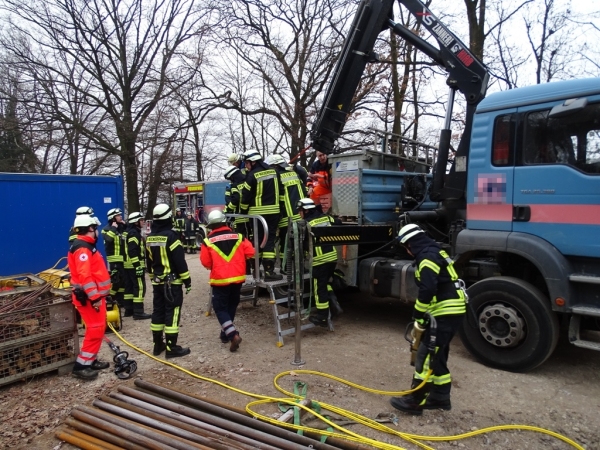 Arbeiter am Rückersdorfer Bahnhof von Kran eingeklemmt