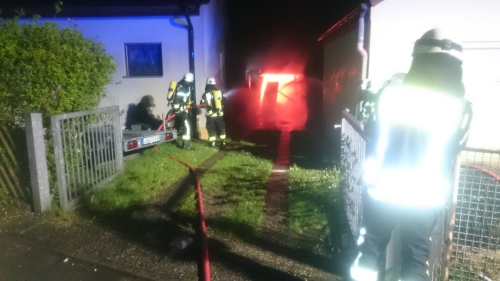 Garage in Vollbrand – Gefahr durch Gasflaschen