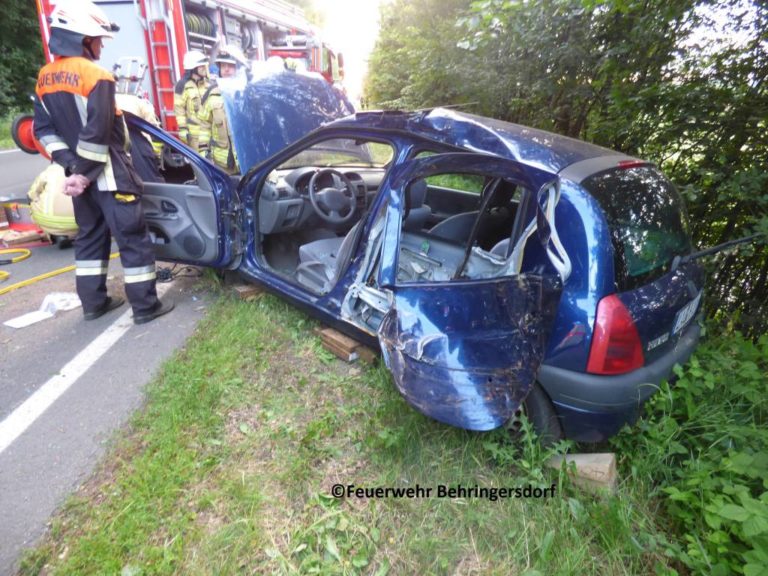 Verkehrsunfall auf B14 mit eingeklemmter Person